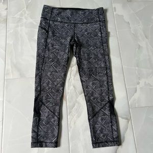 Lululemon leggings size 6 black and white 3/4 length